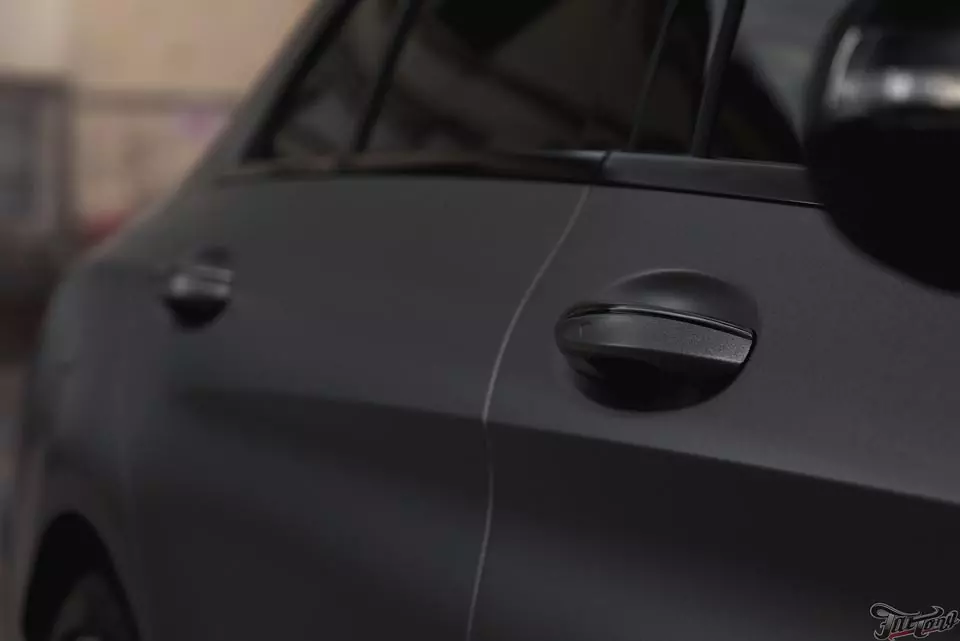 Mercedes C43 AMG. Оклейка кузова в серый мат и частичный антихром!